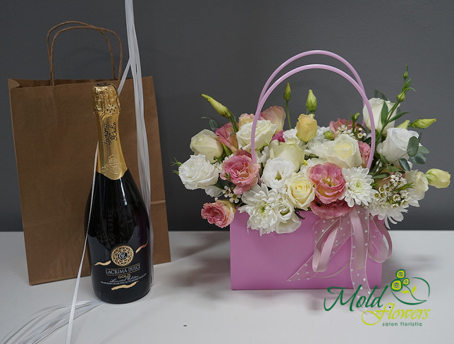 Набор из "Сумочка с цветами, шарики розово-белого цвета и шампанское Lacrima Dulce" Фото